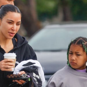 Kim Kardashian va assister au match de football de son fils Saint avec sa fille North à Los Angeles le 27 mars 2022. 