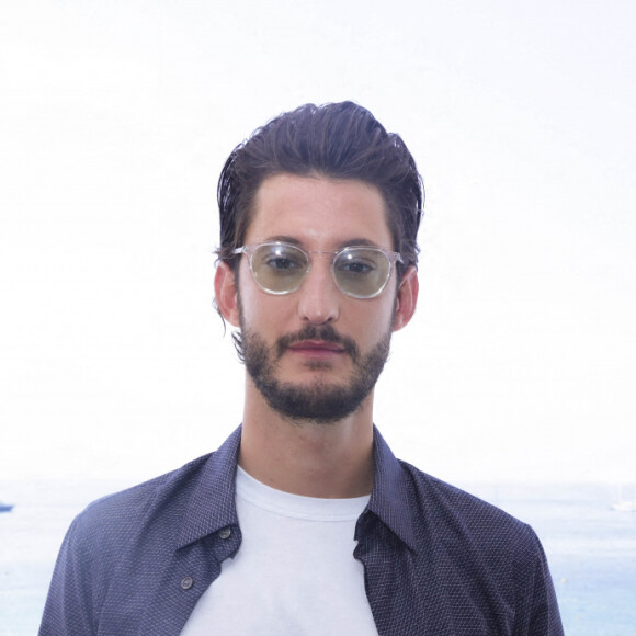 Exclusif - Pierre Niney - Interview de Pierre Niney par A.Trapenard pour Brut, lors du 75ème Festival International du Film de Cannes, France, le 27 mai 2022. © Jack Tribeca/Bestimage 