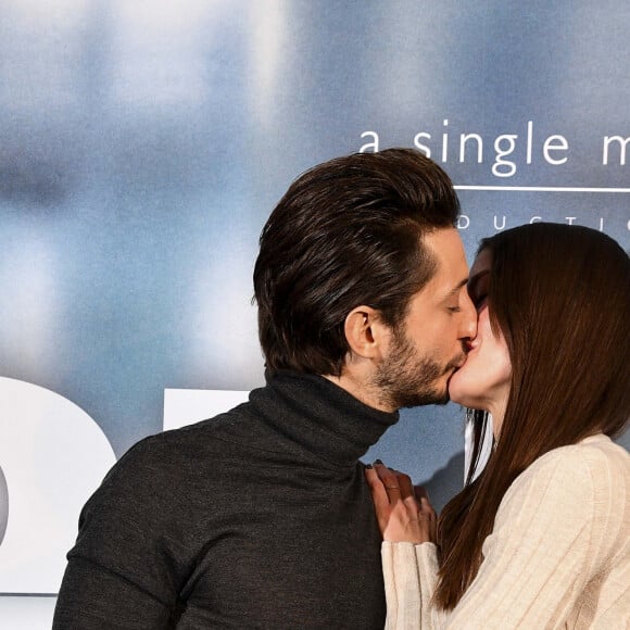 Pierre Niney et sa compagne Natasha Andrews à la première du film "Goliath" au cinéma UGC Normandie à Paris, le 8 mars 2022. © Pierre Perusseau/Bestimage  Celebrities at the premiere of "Goliath" in Paris. March 8th, 2022. 