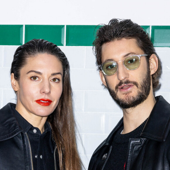 Pierre Niney et sa femme Natasha Andrew au photocall du défilé Ami automne-hiver 2022/2023 dans le cadre de la Fashion Week de Paris, France, le 19 janvier 2022. Olivier Borde/bestimage  Celebs attend the Ami Fall/Winter 2022/2023 show as part of Paris Fashion Week in Paris, France, on January 19, 2022. 