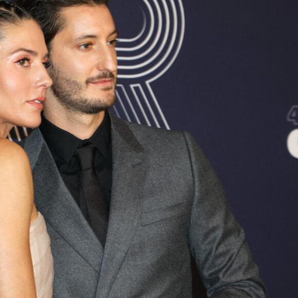 Pierre Niney (habillé en Dior Homme et montre Montblanc) et sa compagne Natasha Andrews (habillée en Dior et bijoux Van Cleef & Arpels) - Photocall de la 47ème édition de la cérémonie des César à l'Olympia à Paris, le 25 février 2022. © Borde-Jacovides/Bestimage  47th Cesar Film Awards Ceremony At L'Olympia on February 25th, 2022 in Paris, France. 