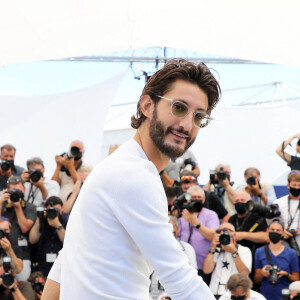 Pierre Niney au photocall du film Oss 117 : Alerte Rouge En Afrique Noire lors du 74ème festival international du film de Cannes le 17 juillet 2021 © Borde / Jacovides / Moreau / Bestimage  Photocall of the movie Oss 117 : Alerte Rouge En Afrique Noire during 74th Cannes Film Festival in Cannes on july 17th 2021 