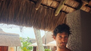 Pierre Niney en vacances au "paradis" avec sa femme, photos à l'appui !