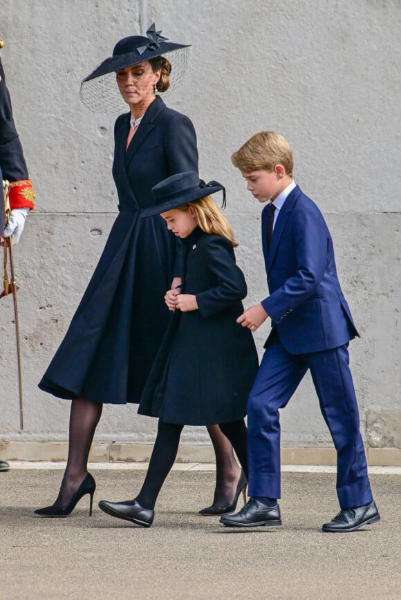 Kate Catherine Middleton, princesse de Galles (robe Alexander McQueen), la princesse Charlotte et le prince George - Procession du cercueil de la reine Elizabeth II d'Angleterre de l'Abbaye de Westminster à Wellington Arch à Hyde Park Corner. Le 19 septembre 2022 