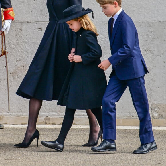 Kate Catherine Middleton, princesse de Galles (robe Alexander McQueen), la princesse Charlotte et le prince George - Procession du cercueil de la reine Elizabeth II d'Angleterre de l'Abbaye de Westminster à Wellington Arch à Hyde Park Corner. Le 19 septembre 2022 