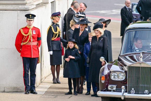 Kate Catherine Middleton, princesse de Galles, la princesse Charlotte et le prince George, la reine consort Camilla Parker Bowles - Procession du cercueil de la reine Elizabeth II d'Angleterre de l'Abbaye de Westminster à Wellington Arch à Hyde Park Corner. Le 19 septembre 2022 