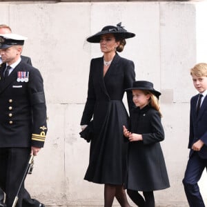 Kate Catherine Middleton, princesse de Galles (robe Alexander McQueen), la princesse Charlotte et le prince George, la comtesse Sophie de Wessex, Meghan Markle, duchesse de Sussex (robe Stella McCartney) - Procession du cercueil de la reine Elizabeth II d'Angleterre de l'Abbaye de Westminster à Wellington Arch à Hyde Park Corner 