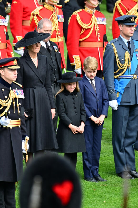 Kate Catherine Middleton, princesse de Galles (robe Alexander McQueen), la princesse Charlotte et le prince George, le prince de Galles William - Procession du cercueil de la reine Elizabeth II d'Angleterre de l'Abbaye de Westminster à Wellington Arch à Hyde Park Corner 