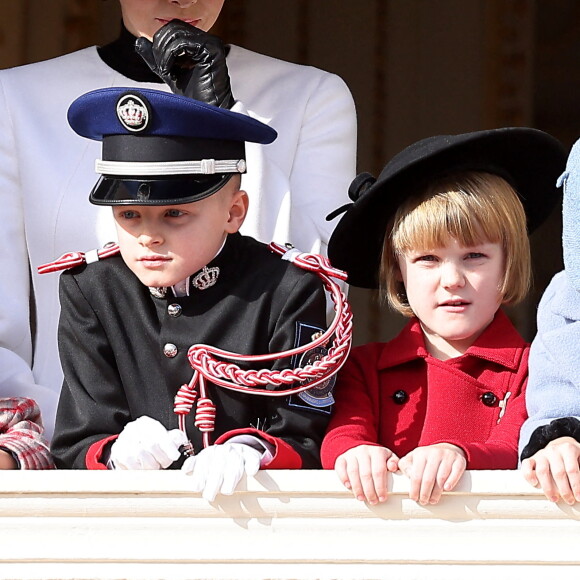 La princesse Charlène de Monaco, Le prince Jacques de Monaco, marquis des Baux, La princesse Gabriella de Monaco, comtesse de Carladès - La famille princière au balcon du palais lors de la Fête Nationale de la principauté de Monaco le 19 novembre 2022. © Dominique Jacovides / Bruno Bebert / Bestimage 