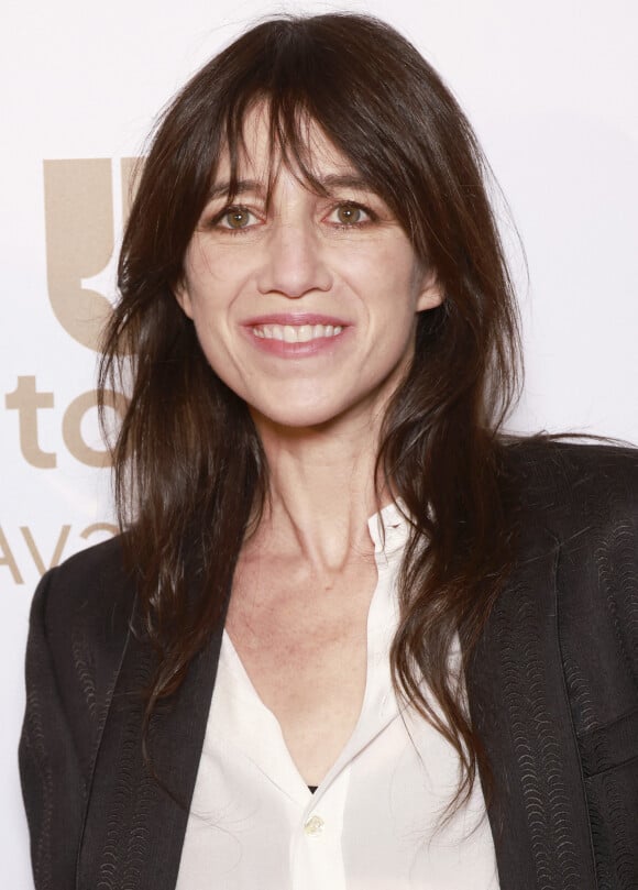 Charlotte Gainsbourg - Photocall de la 10ème édition du "Global Gift Gala 2022" au Four Seasons Hotel George V à Paris le 19 novembre 2022. © Christophe Aubert via Bestimage