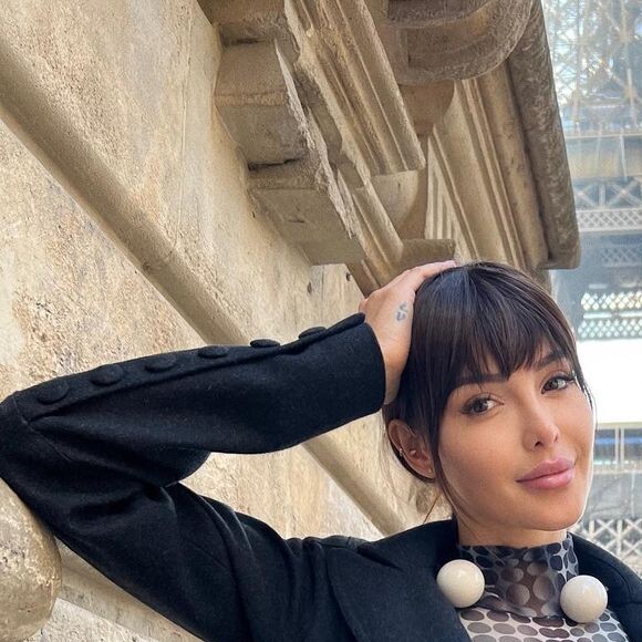 Nabilla Benattia sexy à Paris