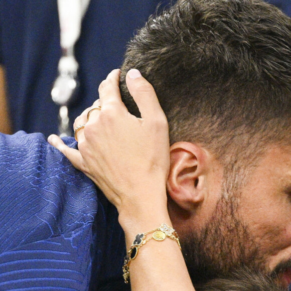 GIROUD Olivier (FRA) embrassant sa femme Jennifer - People et joueurs en famille dans les tribunes lors du match de demi-finale "France - Maroc" lors de la Coupe du Monde 2022 au Qatar (FIFA World Cup Qatar 2022). © JB Autissier / Panoramic / Bestimage