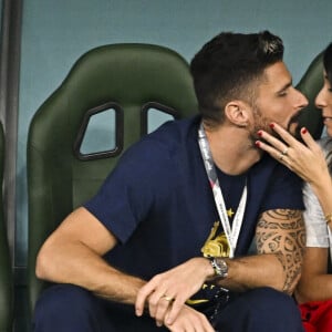 Giroud Olivier embrassant sa femme Jennifer - Les joueurs de l'équipe de France passent un moment avec leur famille avant la rencontre France/Tunisie lors de la Coupe du Monde de la FIFA, Qatar 2022 le 30 novembre 2022. © JB Autissier / Panoramic / Bestimage --- Masquer le visage des enfants à la parution ---  French team players spend time with their families before the France/Tunisia match at the 2022 FIFA World Cup Qatar 