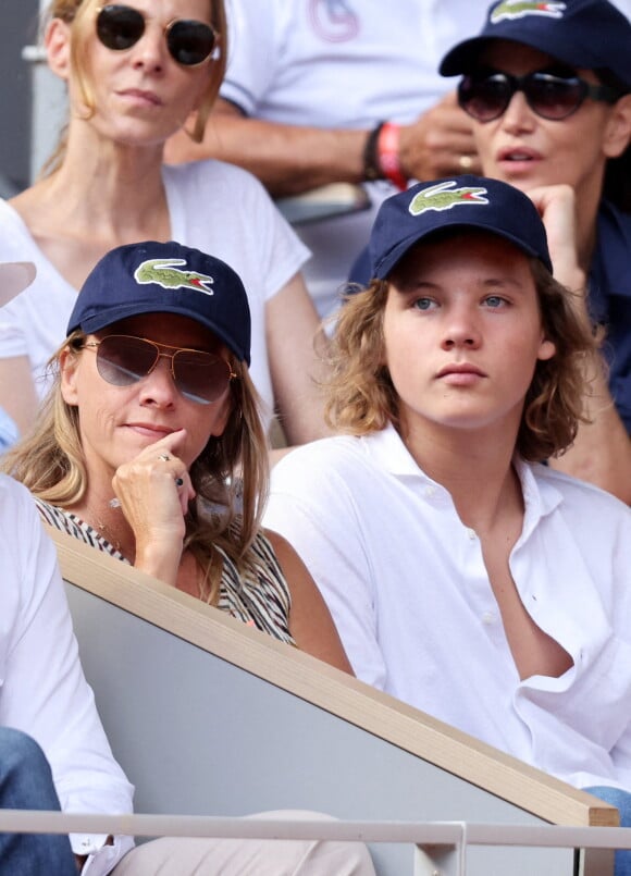 Sarah Poniatowski (Lavoine) et son fils Roman dans les tribunes des internationaux de France de Roland Garros à Paris le 1er juin 2022. © Cyril Moreau - Dominique Jacovides/Bestimage