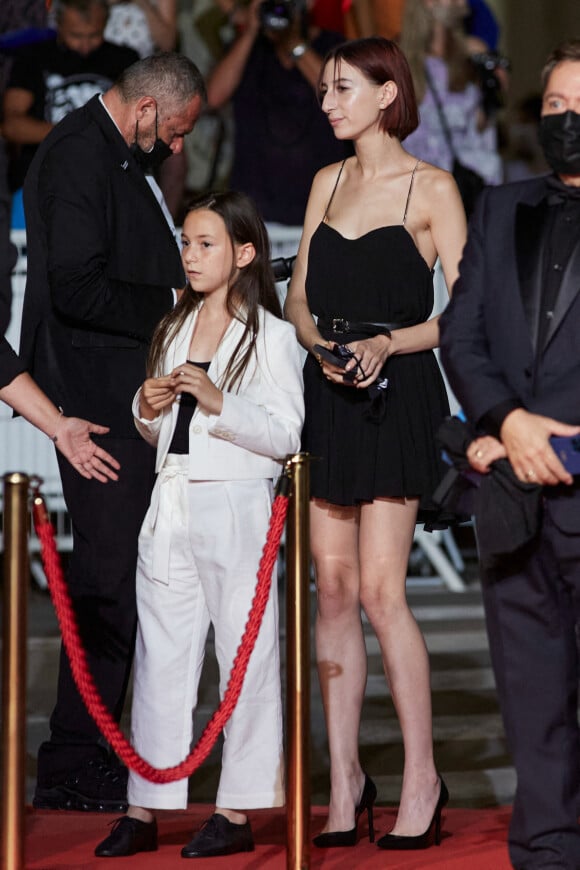 Alice et Jo Attal (les filles de Charlotte Gainsbourg) - Montée des marches du film "Jane par Charlotte" lors du 74ème Festival International du Film de Cannes. © Borde-Jacovides-Moreau / Bestimage 