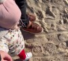 Capucine, la fille de Jérôme et Lucile de "L'amour est dans le pré", en train de marcher dans le sable