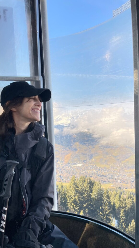 Charlotte Gainsbourg en vacances à la montagne avec son fils Ben Attal et sa chérie Jordane.