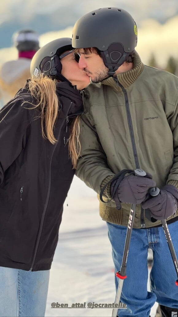 Ben Attal en vacances à la montagne avec sa chérie Jordane et sa mère Charlotte Gainsbourg. Le 27 décembre 2022.