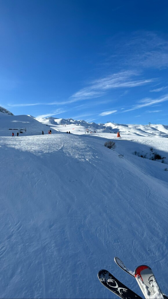 Joalukas s'offre un séjour au ski  avec sa mère, Isabelle Camus.