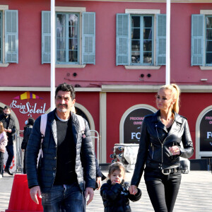 Adriana Karembeu Ohanian, son mari Aram et leur fille Nina durant la première bataille de fleurs du Carnaval de Nice 2022, Roi des Animaux, place Masséna à Nice, le 13 février 2022. © Bruno Bebert/Bestimage