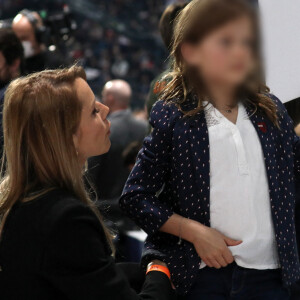 Exclusif - Prix Spécial - No Web - Tiphaine Auzière et sa fille Elise assistent au premier grand meeting du président de la République française et candidat du parti centriste La République en marche (LREM) à la réélection, Emmanuel Macron à la Défense Arena de Nanterre, France, le 2 avril 2022. Les sept petits-enfants du PR étaient présents au meeting. © Stéphane Lemouton/Bestimage 