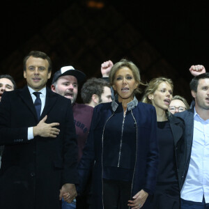 Emmanuel Macron avec sa femme Brigitte Macron (Trogneux), Tiphaine Auzière et son compagnon Antoine, Morgan Simon (l'homme à la casquette) - Le président-élu, Emmanuel Macron, prononce son discours devant la pyramide au musée du Louvre à Paris, après sa victoire lors du deuxième tour de l'élection présidentielle le 7 mai 2017. 