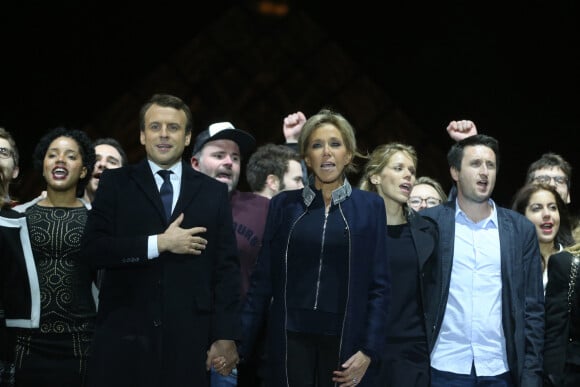 Emmanuel Macron avec sa femme Brigitte Macron (Trogneux), Tiphaine Auzière et son compagnon Antoine, Morgan Simon (l'homme à la casquette) - Le président-élu, Emmanuel Macron, prononce son discours devant la pyramide au musée du Louvre à Paris, après sa victoire lors du deuxième tour de l'élection présidentielle le 7 mai 2017. 