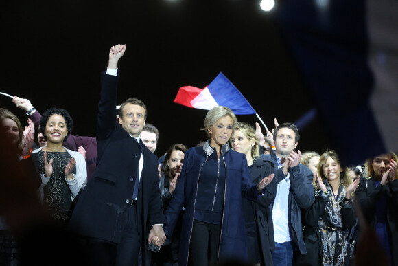 Emmanuel Macron avec sa femme Brigitte Macron (Trogneux), Tiphaine Auzière et son compagnon Antoine - Le président-élu, Emmanuel Macron, prononce son discours devant la pyramide au musée du Louvre à Paris, après sa victoire lors du deuxième tour de l'élection présidentielle le 7 mai 2017. 