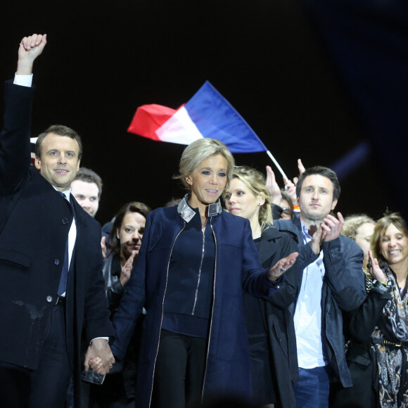 Emmanuel Macron avec sa femme Brigitte Macron (Trogneux), Tiphaine Auzière et son compagnon Antoine - Le président-élu, Emmanuel Macron, prononce son discours devant la pyramide au musée du Louvre à Paris, après sa victoire lors du deuxième tour de l'élection présidentielle le 7 mai 2017. 