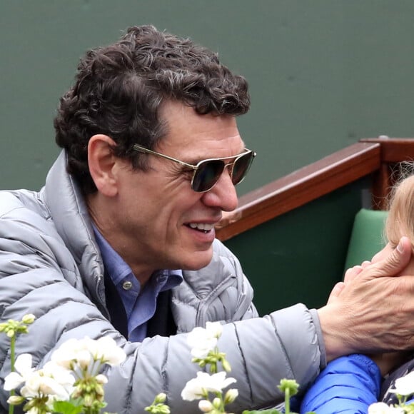 Marc Lavoine et son fils Roman - Veuillez flouter le visage des enfants avant publication - People dans les tribunes des internationaux de France de tennis à Roland Garros le 1er juin 2016. © Dominique Jacovides / Bestimage 