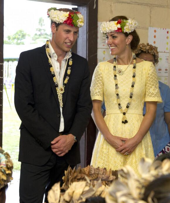 Le prince William, duc de Cambridge et Kate Middleton, duchesse de Cambridge dans une école primaire de Tuvalu en 2012