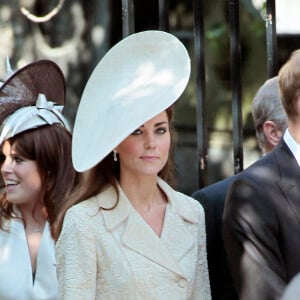 Le prince William et Catherine, duchesse de Cambridge quittent l'église d'Edimbourg apès le mariage de Zara Phillips et Mike Tindall en 2011. 