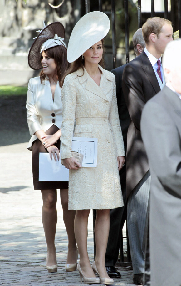 Le prince William et Catherine, duchesse de Cambridge quittent l'église d'Edimbourg apès le mariage de Zara Phillips et Mike Tindall en 2011. 