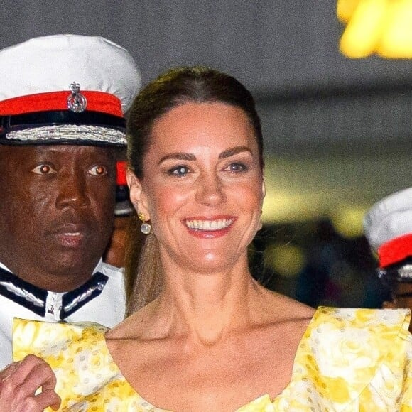 Le prince William, duc de Cambridge, et Catherine (Kate) Middleton, duchesse de Cambridge, quittent les Bahamas depuis l'aéroport international Lynden Pindling. Ce départ marque la fin de leur tournée dans les Caraïbes, au nom de la reine pour célébrer son jubilé de platine. Le 26 mars 2022. 