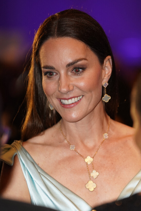 Le prince William, duc de Cambridge, et Catherine (Kate) Middleton, duchesse de Cambridge, assistent à une réception organisée par le gouverneur général des Bahamas, Sir Cornelius Alvin Smith, au complexe Baha Mar sur l'île de New Providence aux Bahamas pour rencontrer des dirigeants communautaires et des habitants des nombreuses îles des Bahamas. , au septième jour de leur tournée dans les Caraïbes au nom de la reine pour marquer son jubilé de platine. Nassau, le 25 mars 2022. 