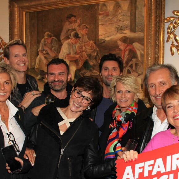 Exclusif - Caroline Margeridon, Sophie Davant, sa fille Valentine et les acheteurs de "Affaire Conclue" - Fête des puces de St Ouen au marché Biron avec les acheteurs de l'émission "Affaire conclue" le 6 octobre 2022. © Philippe Baldini / Bestimage 