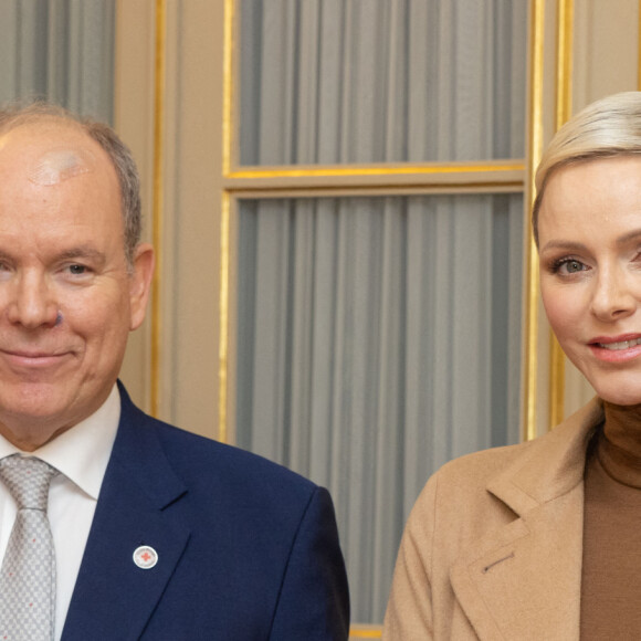 Le Prince Albert II et la princesse Charlène de Monaco assistent à la distribution des cadeaux de Noël de La Croix Rouge à Monte-Carlo, Monaco, le 13 décembre 2022. © Olivier Huitel/Pool Monaco/Bestimage 