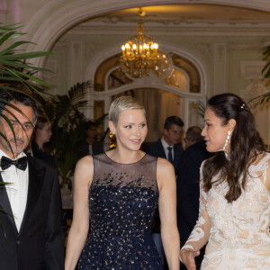 La princesse Charlène de Monaco, Sandrine Knoell ( fondatrice du "Bal de Noël") et Alaimo Giulio, ambassadeur d'Italie à Monaco - "Bal de Noël" à l'Hôtel Hermitage à Monaco. Une vente aux enchères a eu lieu au profit de la Foundation Princesse Charlene. Monaco le 9 décembre 2022. © Olivier Huitel / Pool Monaco / Bestimage 