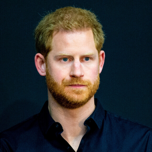 Le prince Harry se déplace à La Haye quelques jours après la naissance de son premier enfant Archie pour une conférence pour la prochaine compétition Invictus Games qui se déroulera aux Pays-Bas. Il a été reçu par la princesse Margriet des Pays-Bas. Invictus Games est une compétition multisports pour les soldats et vétérans de guerre blessés et handicapés, s'inspirant des jeux paralympiques, ils tirent leur nom du poème Invictus de William Ernest Henley ; le slogan, I AM, renvoie d'ailleurs aux deux derniers vers du poème. La Haye, le 9 mai 2019. 