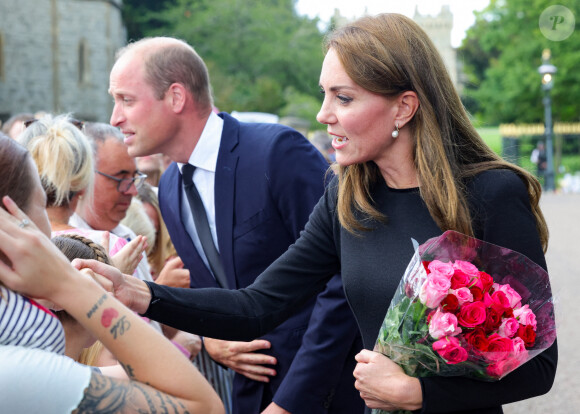 Le prince de Galles William et la princesse de Galles Kate Catherine Middleton à la rencontre de la foule devant le château de Windsor, suite au décès de la reine Elisabeth II d'Angleterre. Le 10 septembre 2022 