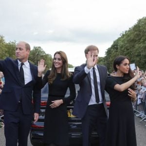 Le prince de Galles William et la princesse de Galles Kate Catherine Middleton et le prince Harry, duc de Sussex et Meghan Markle, duchesse de Sussex à la rencontre de la foule devant le château de Windsor, suite au décès de la reine Elisabeth II d'Angleterre. Le 10 septembre 2022 