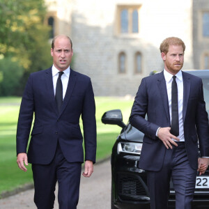 La princesse de Galles Kate Catherine Middleton, le prince de Galles William et le prince Harry, duc de Sussex et Meghan Markle, duchesse de Sussex à la rencontre de la foule devant le château de Windsor, suite au décès de la reine Elisabeth II d'Angleterre. Le 10 septembre 2022 