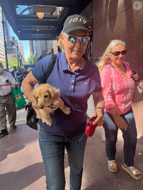 Martina Navratilova porte son chien dans la rue à New York le 1er septembre 2022. 