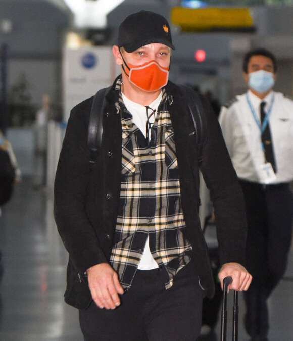 Jeremy Renner arrive à l'aéroport de New York (JFK), le 21 novembre 2021.