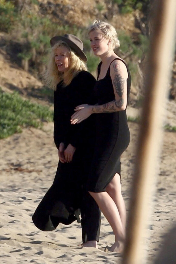 Exclusif - Kim Basinger et sa fille Ireland Baldwin lors d'une séance photo magnifique 'mère et fille' sur une plage à Malibu, le 7 février 2018 