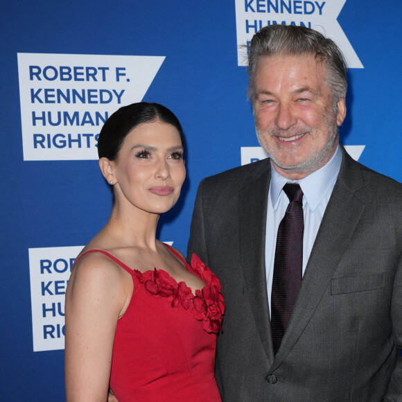 Alec Baldwin et sa femme Hilaria Baldwin au photocall de la soirée de gala "Robert F. Kennedy Human Rights Ripple of Hope 2022" à l'hôtel Hilton de New York City, New York, Etats-Unis, le 6 décembre 2022. 