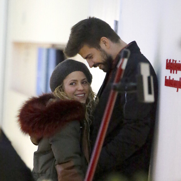 La chanteuse Shakira a accompagné ses parents, William Mebarak Chadid et Nidia del Carmen Ripoll Torrado, à l'aéroport JFK de New York, avec son mari Gerard Piqué et leurs enfants Milan et Sasha. La chanteuse avait annoncé en début de semaine le report de sa tournée mondiale, à cause d'un problème aux cordes vocales. Le 29 décembre 2017