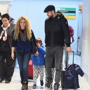 Shakira et son compagnon Gerard Piqué arrivent à l'aéroport JFK de New York avec leurs enfants Milan et Sasha pour les fêtes de Noël le 24 décembre 2017.