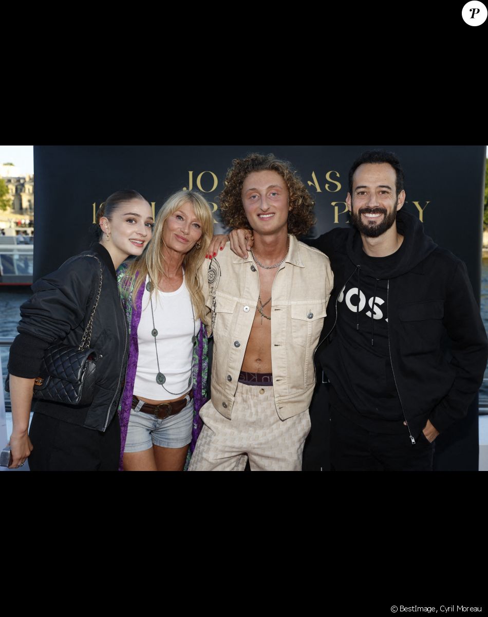 Exclusif - Joalukas Noah, sa mère Isabelle Camus avec Mathieu Forget et sa compagne lors de la soirée d'anniversaire de Joalukas Noah, fils de Yannick Noah et Isabelle Camus, pour ses 18 ans à Paris le 10 juin 2022. © Cyril Moreau / Bestimage