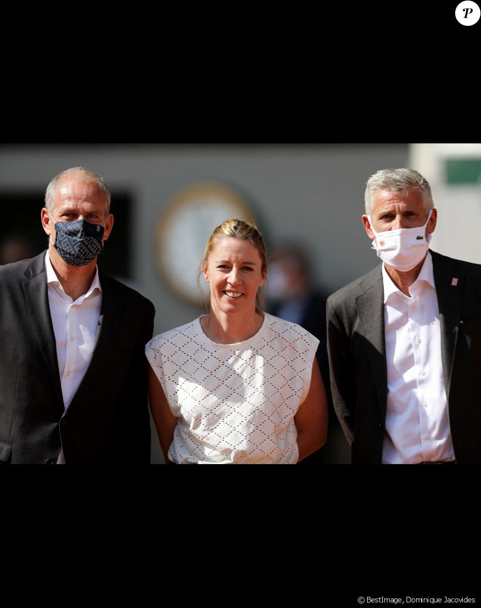 Guy Forget, Directeur de Roland Garros, et Gilles Moretton, Président de FFT ont rendu un hommage à Pauline Parmentier qui vient de mettre un terme à sa carrière de joueuse, lors des Internationaux de France de Tennis à Paris. Le 10 juin 2021 © Dominique Jacovides / Bestimage